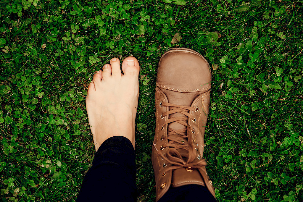 Känsien ehkäisyssä oikeanlaiset kengät ovat kaiken a ja o. Tilava ja leveälestinen jalkine ehkäisee hankautumia ja känsiä.