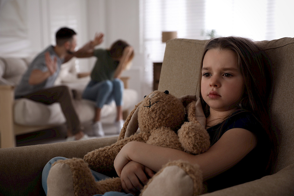 Vanhempien väliset riidat ja kotiväkivalta altistavat aikuisuuden mielenterveydenhäiriöille.
