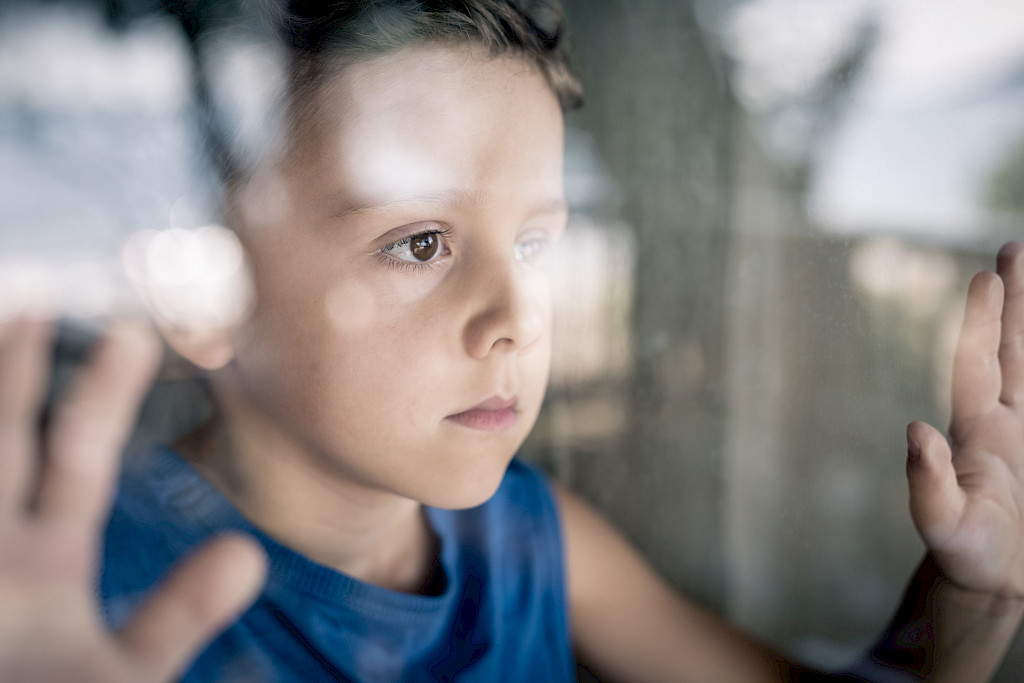 Narsistisen persoonallisuushäiriön hoidossa yritetään päästä yhteyteen yksinäisen lapsen kanssa, joka häiriöstä kärsivä on usein ollut.