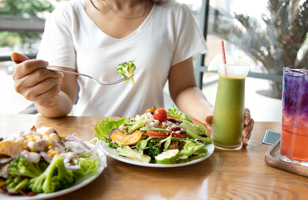 Moni, jolle kaloreiden rajoittaminen tai eri ruokien vältteleminen on hankalaa, saattaa pätkäpaasto tarjota mielekkäämmän tavan tiputtaa ylipainoa.