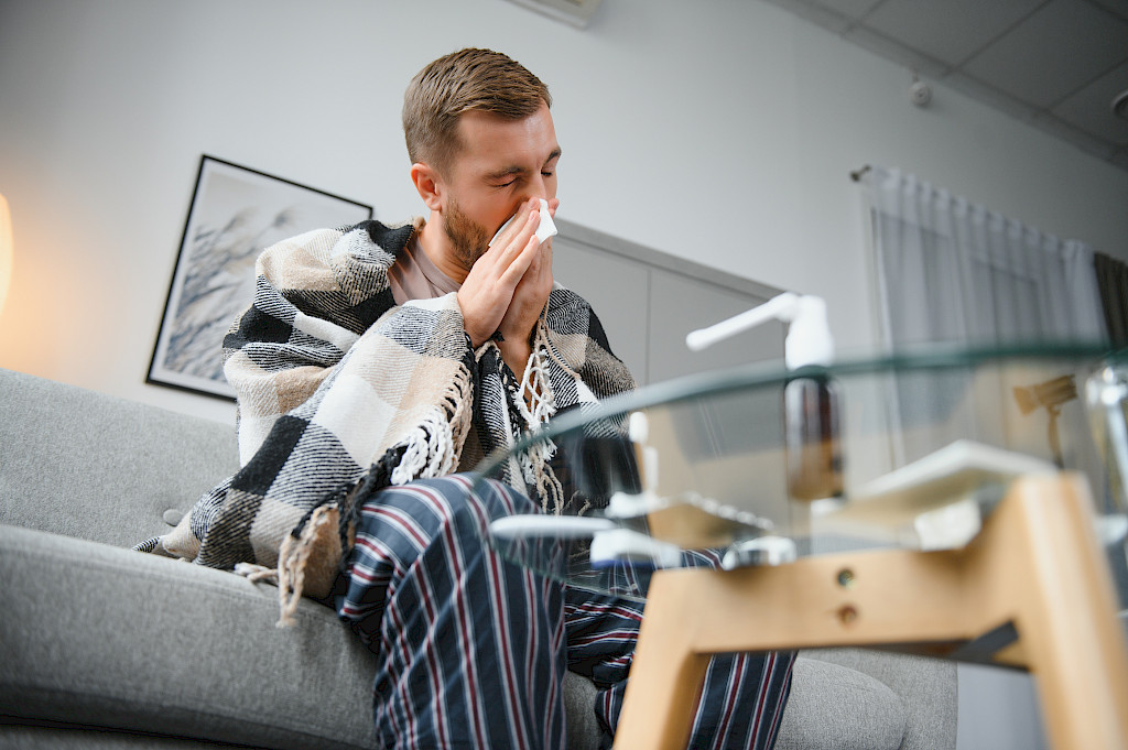 Flunssan oireisiin kuuluvat yleensä kurkkukipu, kuume, lihassärky ja yleinen väsymys.