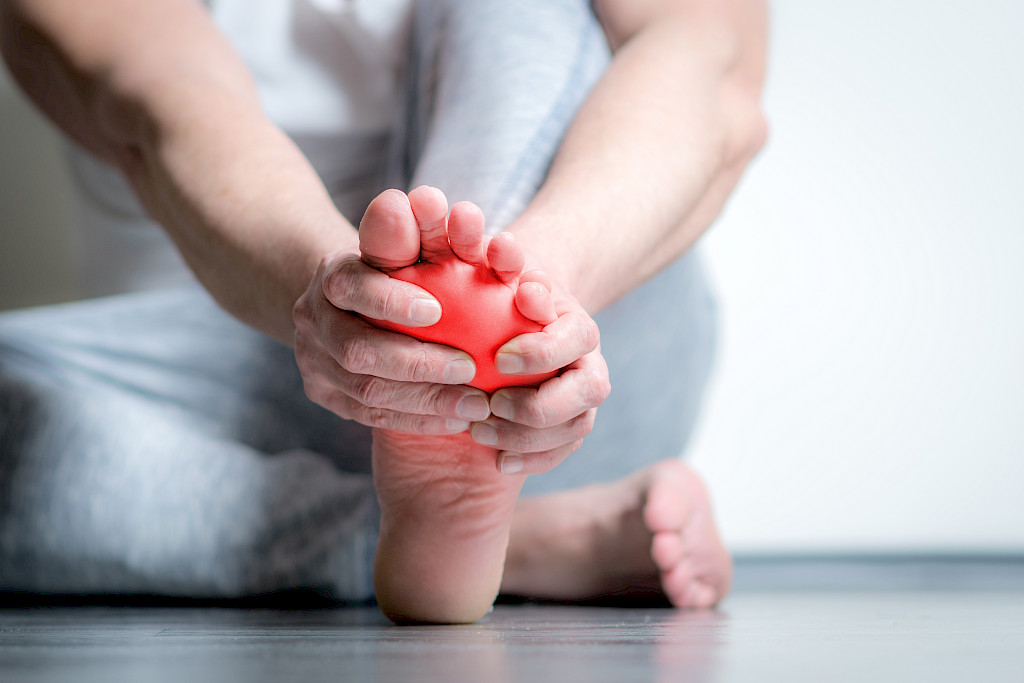 Mortonin neurooma aiheuttaa kipua päkiän alueella ja puutumista ja pistelyä varpaissa.