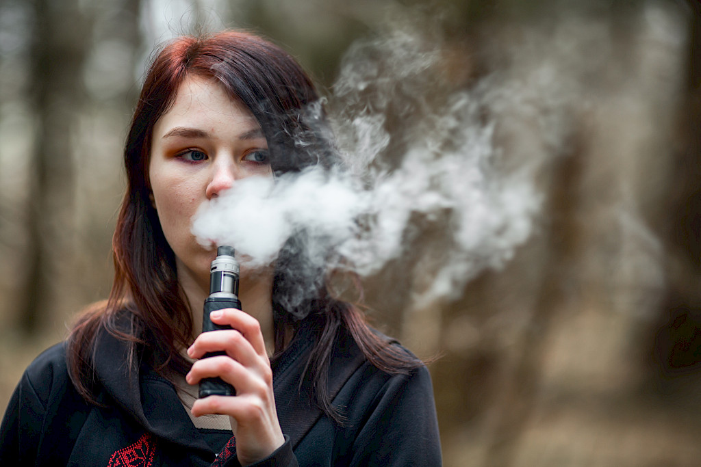 Riski sähkötupakan aiheuttamaan välittömään keuhkovaurioon on suurempi kuin tupakalla, ja siksi lääkärien kannattaa pitää mielessä vape yhä nuorempien potilaiden kohdalla.